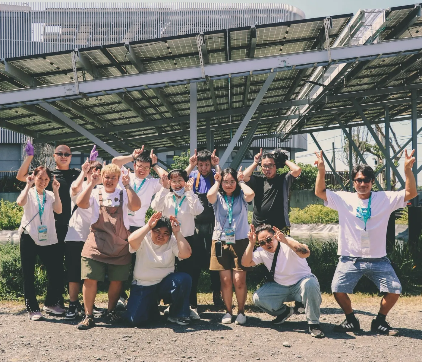 誠農團隊在嘉義布袋漁電共生場的太陽能板下合照